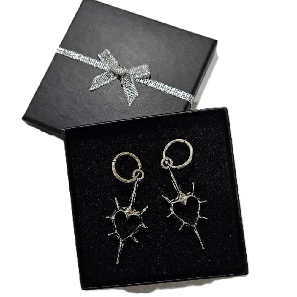 New GOTH SILVER HEART W ROSE BRIER THORNS DANGLE DROP EARRINGS  (NWOT) JEWELRY